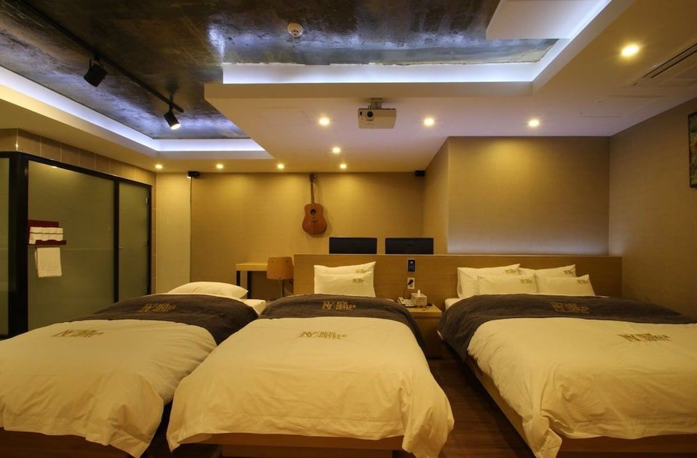 New Yorker Hotel Family Triple Room 2