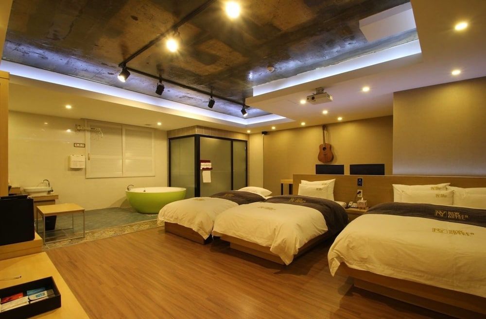 New Yorker Hotel Family Triple Room 4