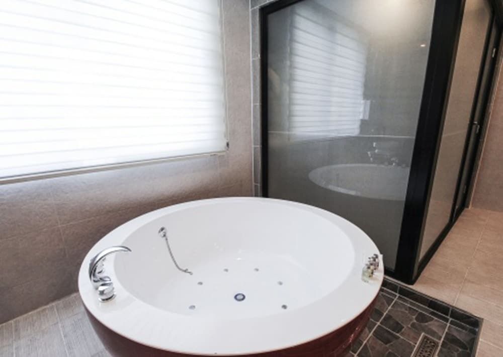 Deep Soaking Bathtub