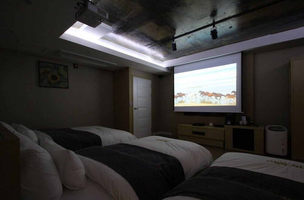 New Yorker Hotel Family Triple Room 3