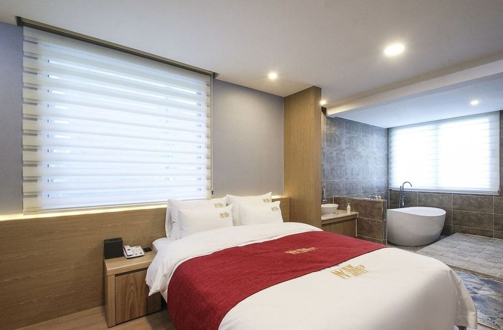 New Yorker Hotel Standard Room, 1 Double Bed 4