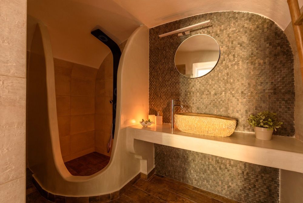 For All Seasons Mansion Superior Apartment, Sea View (Cave) 7