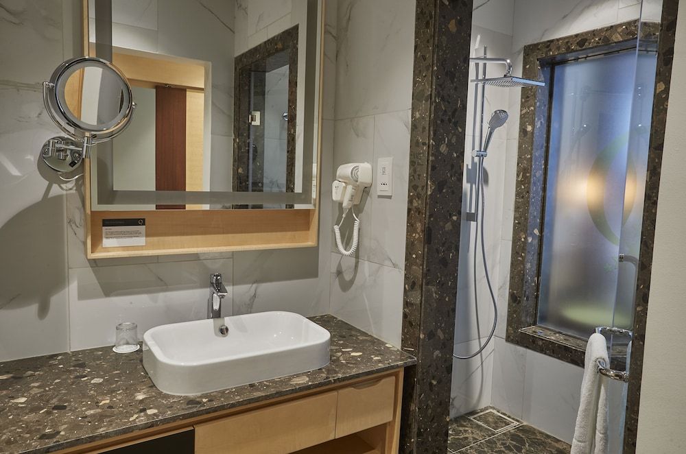 The Quorum Deluxe Room 8