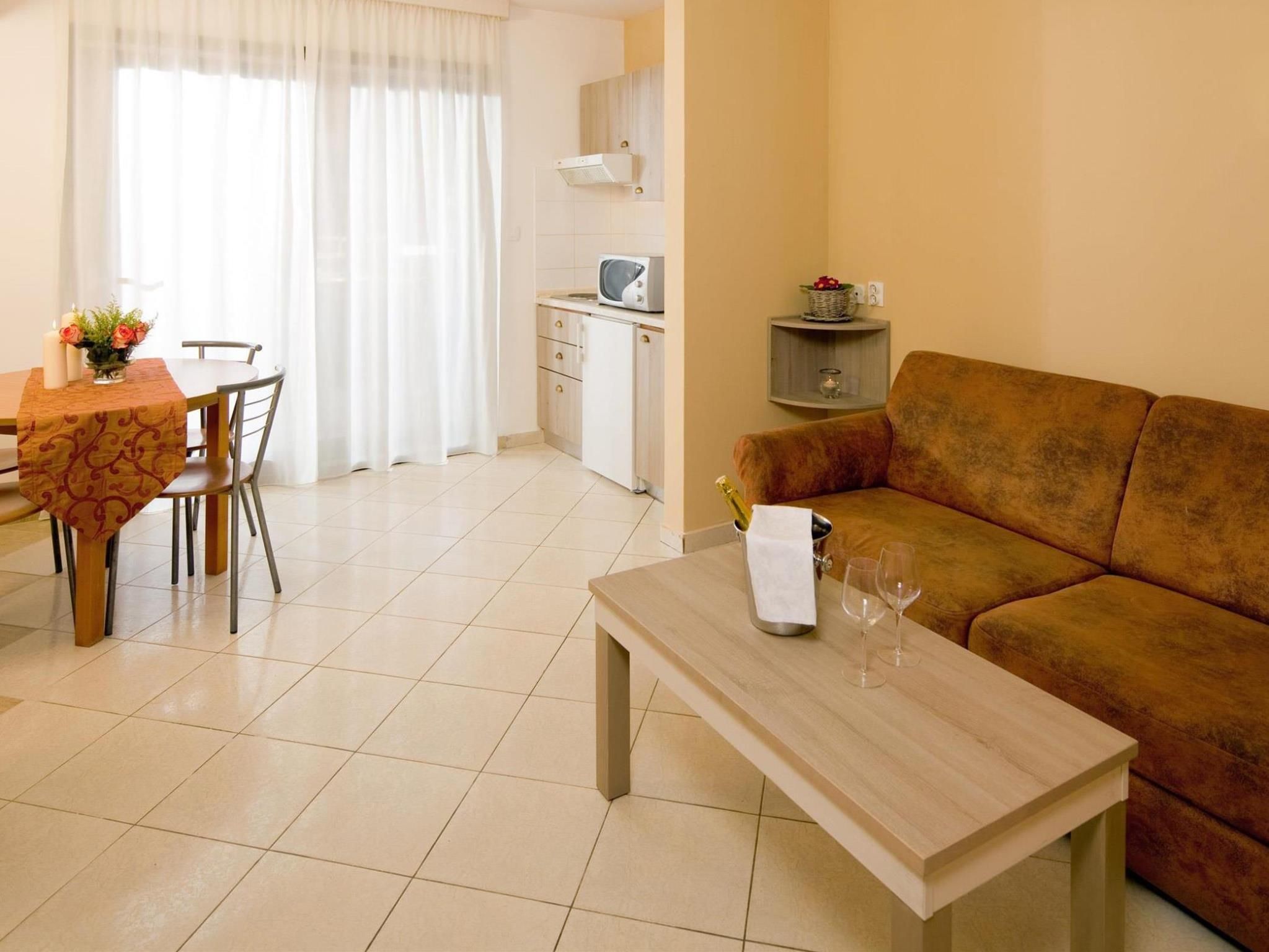 Apartment 5 Adults