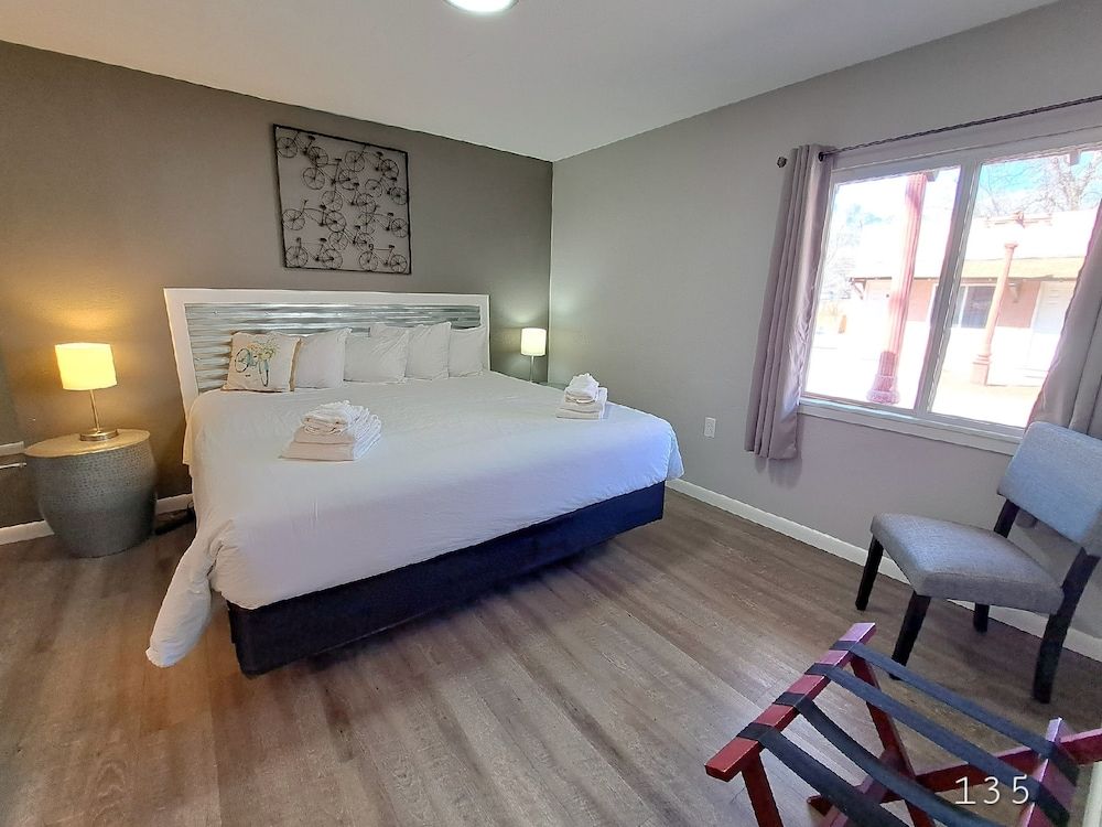 Signature Suite, 1 King Bed with Sofa bed, Kitchen