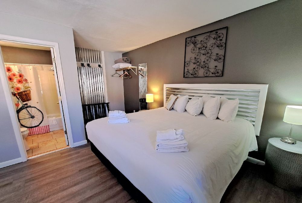 Signature Suite, 1 King Bed with Sofa bed, Kitchen