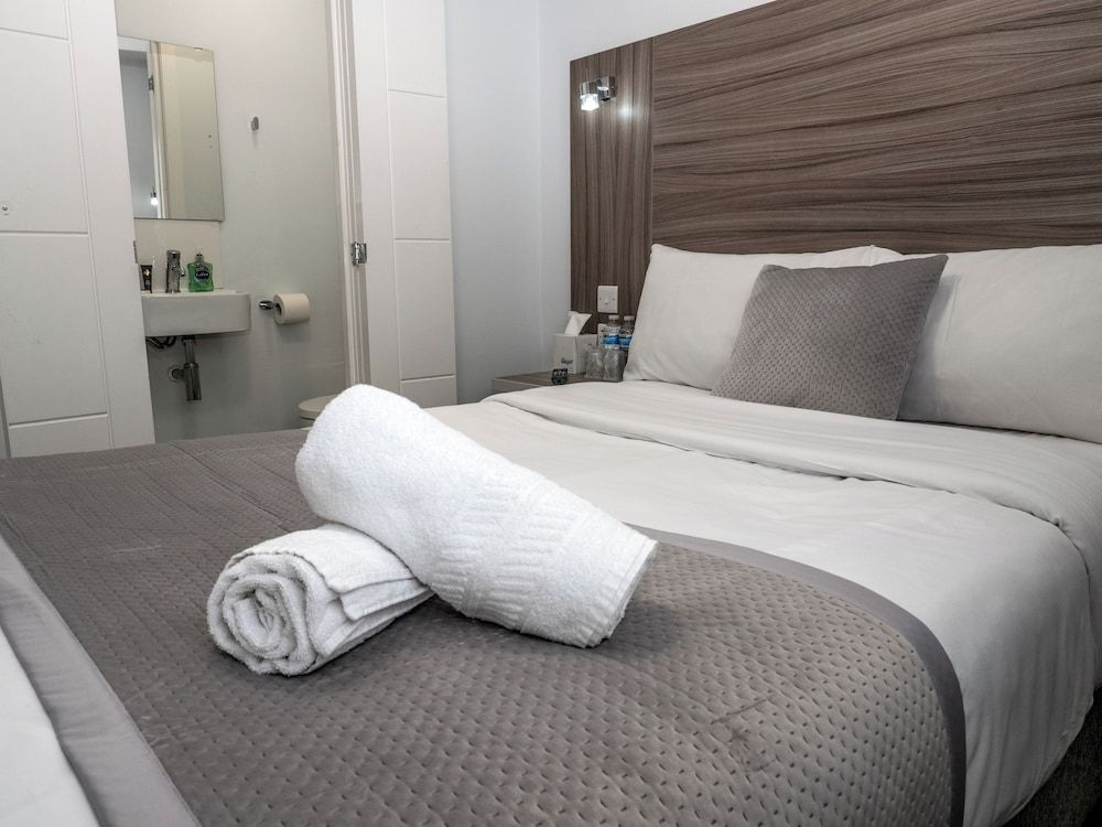 Small Double Room with No Shower