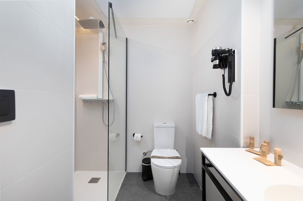 Arena Zone Hotel Double Room, 1 King Bed 4