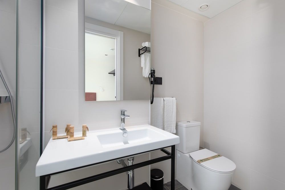 Arena Zone Hotel Double Room, 1 King Bed 5