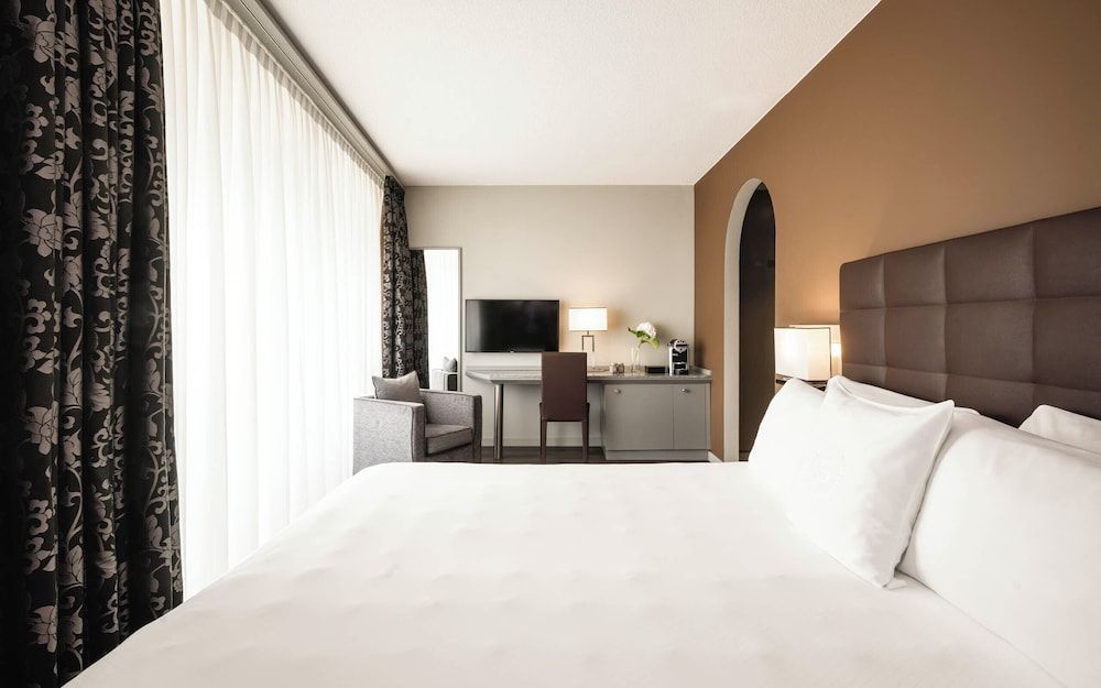 Panorama Deluxe Double Room, Balcony with panoramic view over city, mountains & lake