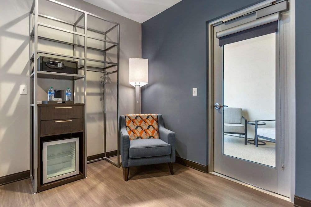 Standard Room, 1 King Bed, Non Smoking, Balcony (Larger Room)