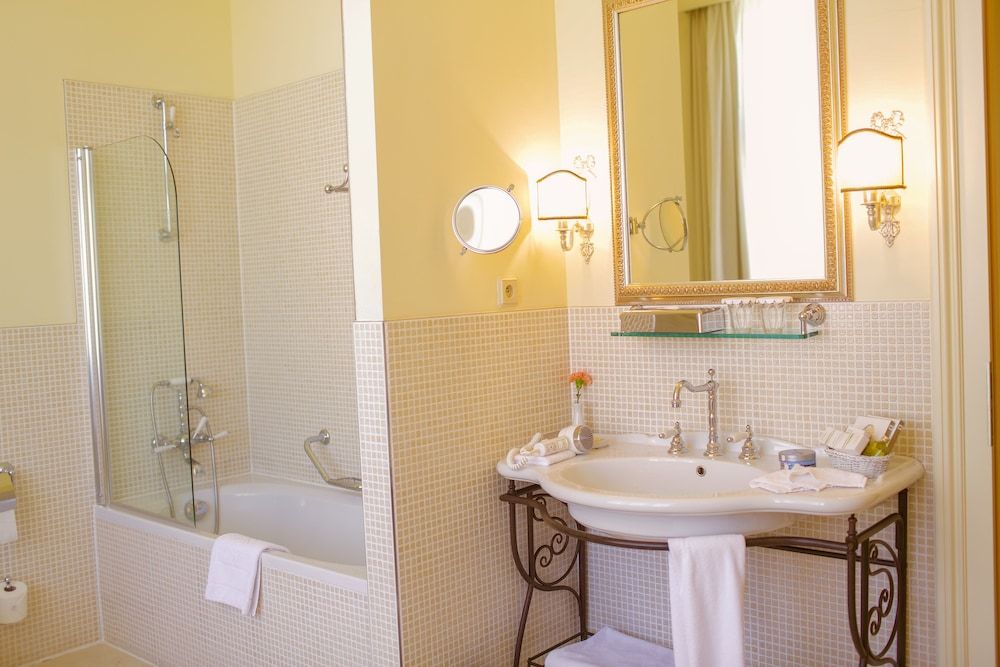 Savoy Westend Hotel Deluxe Double Room 4
