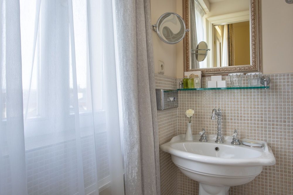 Savoy Westend Hotel Standard Double Room, 1 King Bed, Ensuite 4