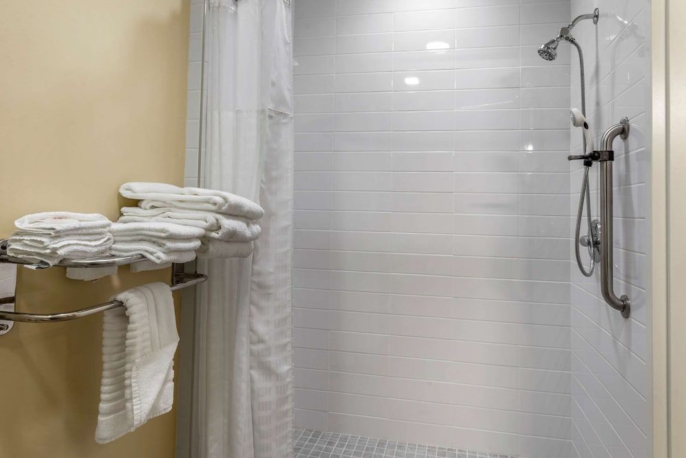 Comfort Inn Room, 1 King Bed, Accessible, Non Smoking 5