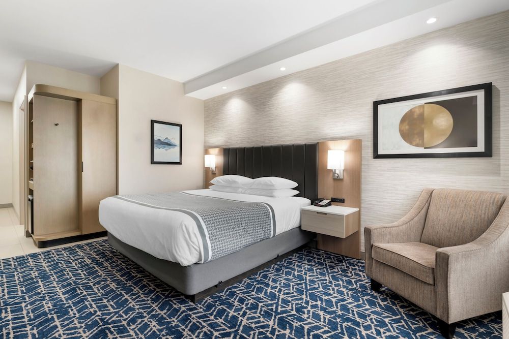 Standard Room, 1 King Bed, Non Smoking (Shower Only)