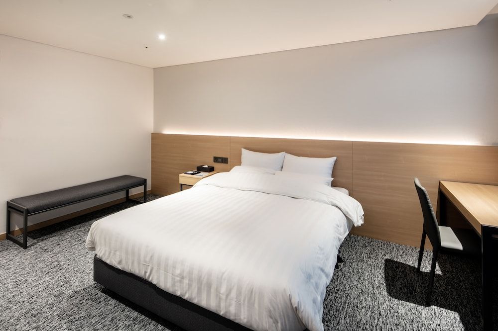 Icheon Sky Sun Hotel Deluxe Double Room 2