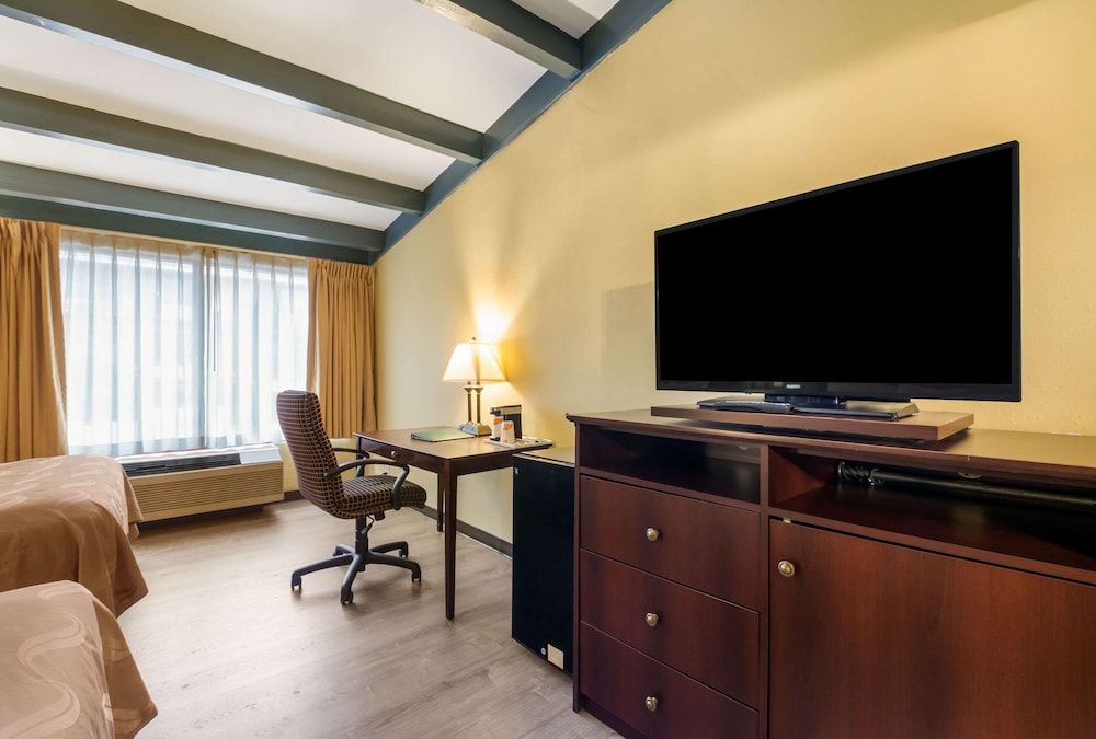 Suburban Studios Buffalo Airport Room, 2 Queen Beds, Non Smoking (Efficiency) 4