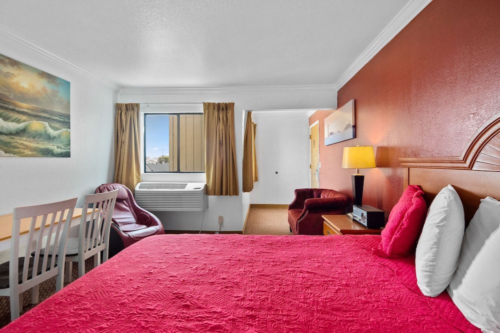 Americana Inn Standard Room, 1 King Bed, Non Smoking 11