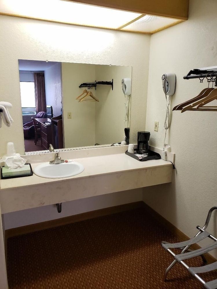 Americana Inn Standard Room, 2 Queen Beds, Non Smoking 7