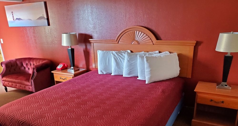 Americana Inn Standard Room, 1 King Bed, Non Smoking 13