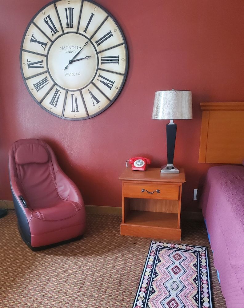 Americana Inn Standard Room, 1 King Bed, Non Smoking 32