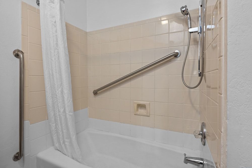 Americana Inn Standard Room, 2 Queen Beds, Non Smoking 8