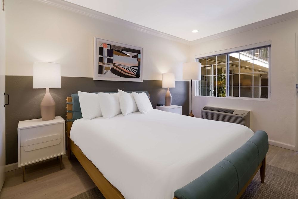 Signature Inn Oakland Room, 1 Queen Bed, Accessible, Non Smoking