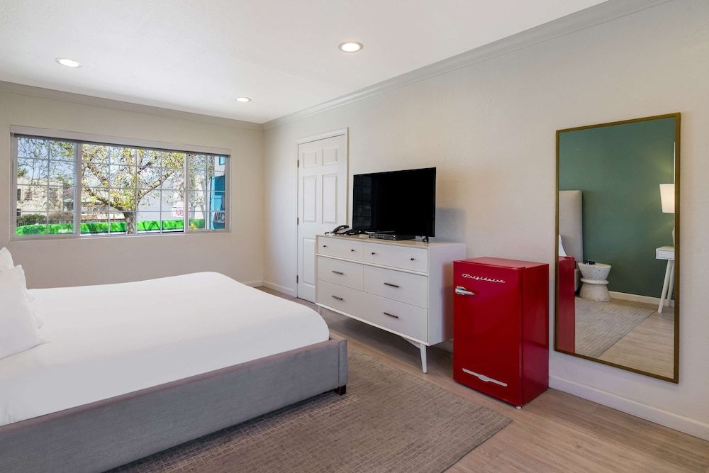 Signature Inn Oakland Room, 1 King Bed, Non Smoking 2