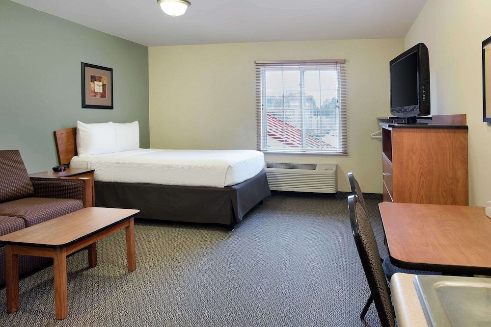 Suite, 1 Queen Bed, Accessible, Smoking