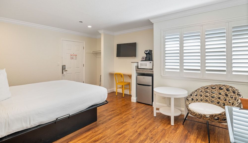 Gateway Lodge Classic Single Room, 1 King Bed, Accessible 2