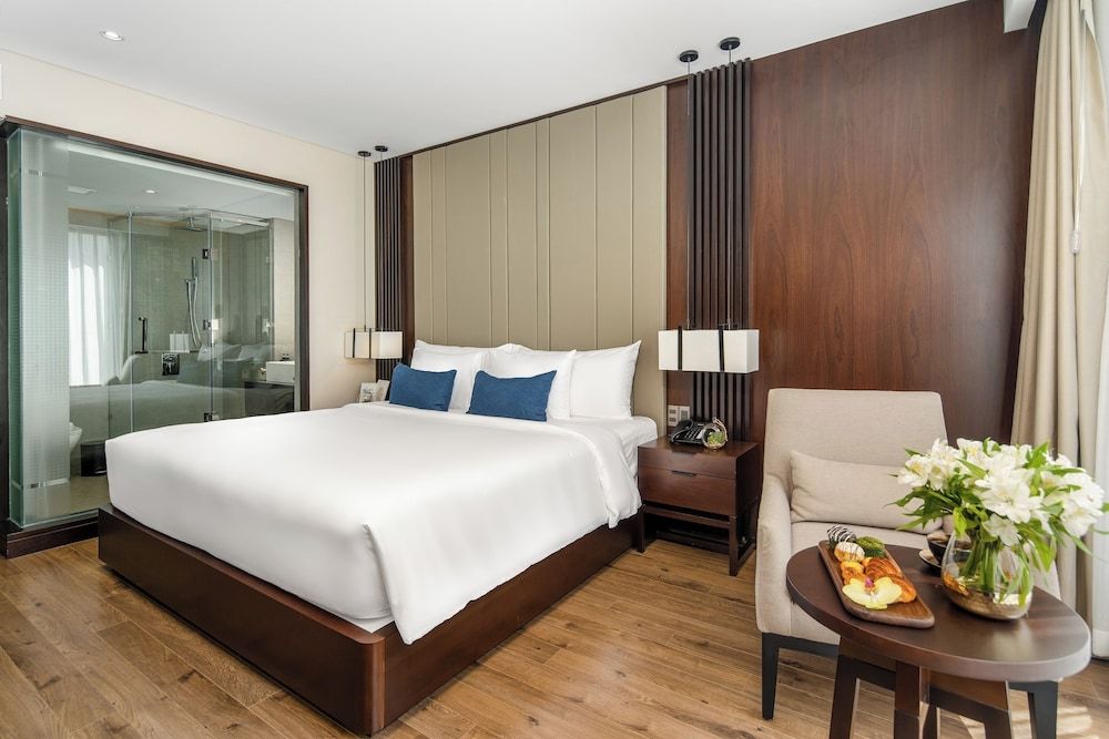 Premier Deluxe King with Partial Sea View
