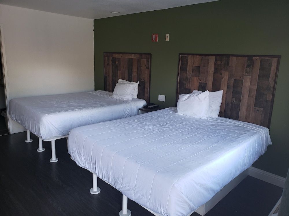 Basic Room, 2 Queen Beds, Smoking