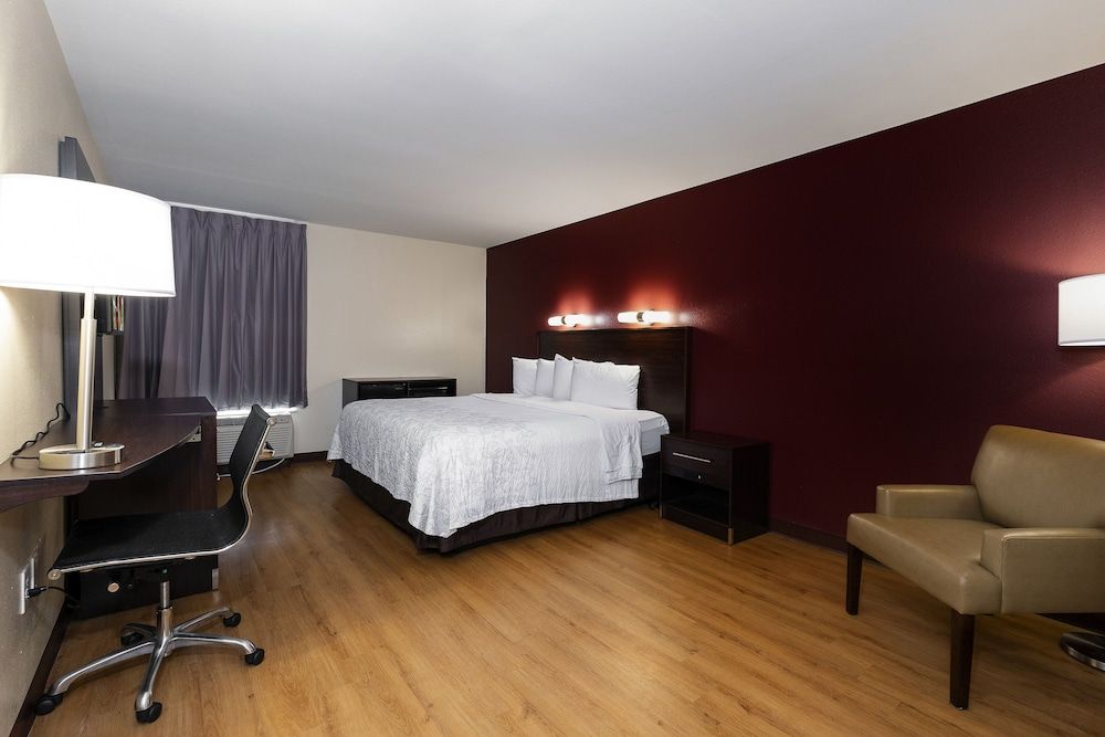 Red Roof Inn PLUS+ Tuscaloosa - University Deluxe Room, 1 King Bed (Smoke Free) 2