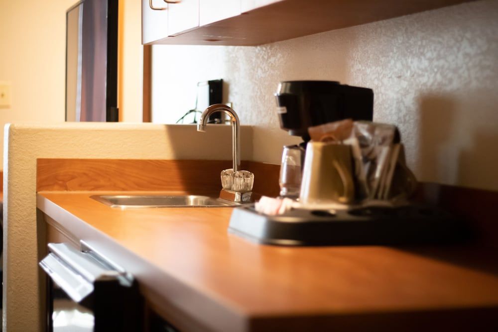 Monument Inn & Suites Queen Suite with Sofa Sleeper 6