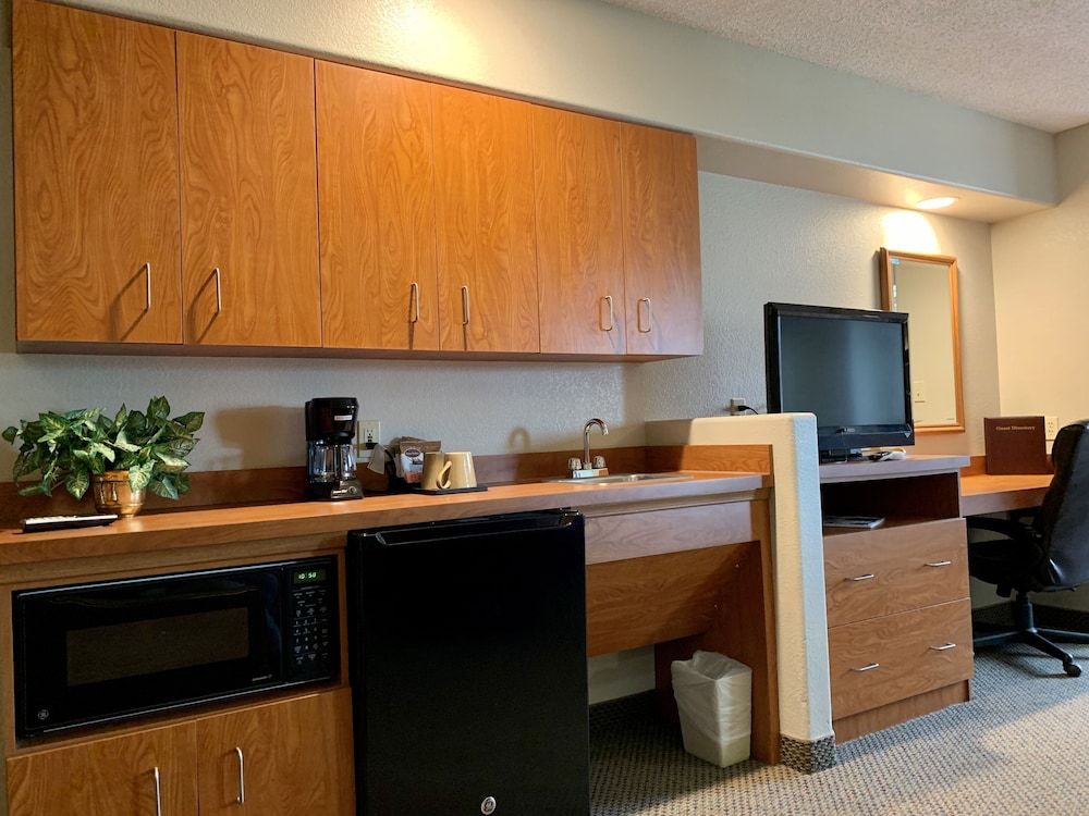 Monument Inn & Suites Suite, 1 Queen Bed with Sofa bed, Accessible, Connecting Rooms 3