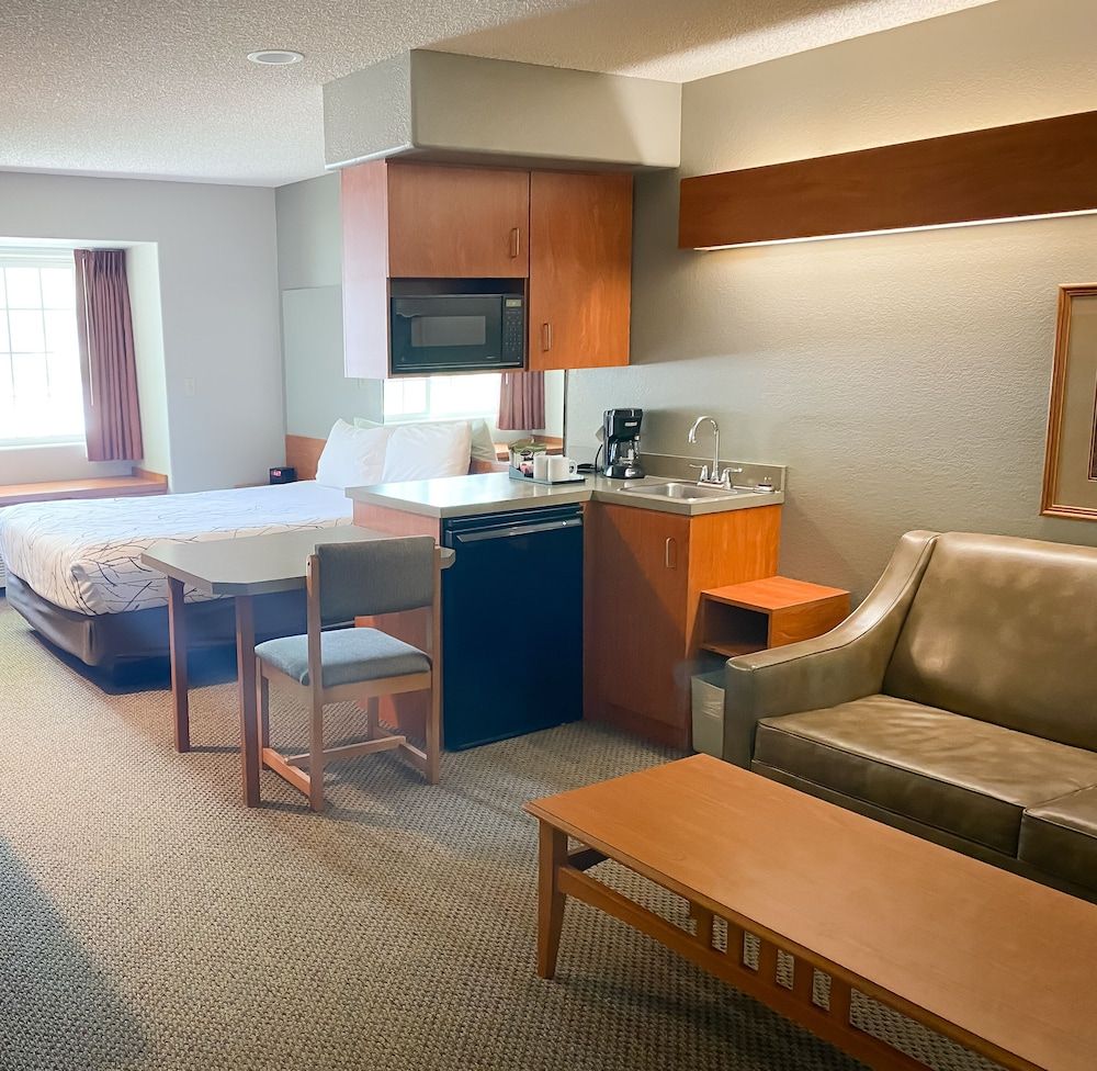 Monument Inn & Suites Queen Suite with Sofa Sleeper 5