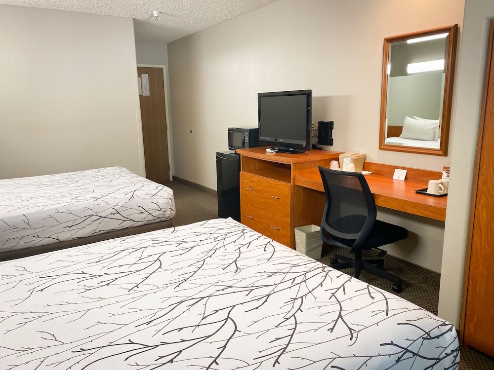 Monument Inn & Suites Room, 2 Queen Beds 5