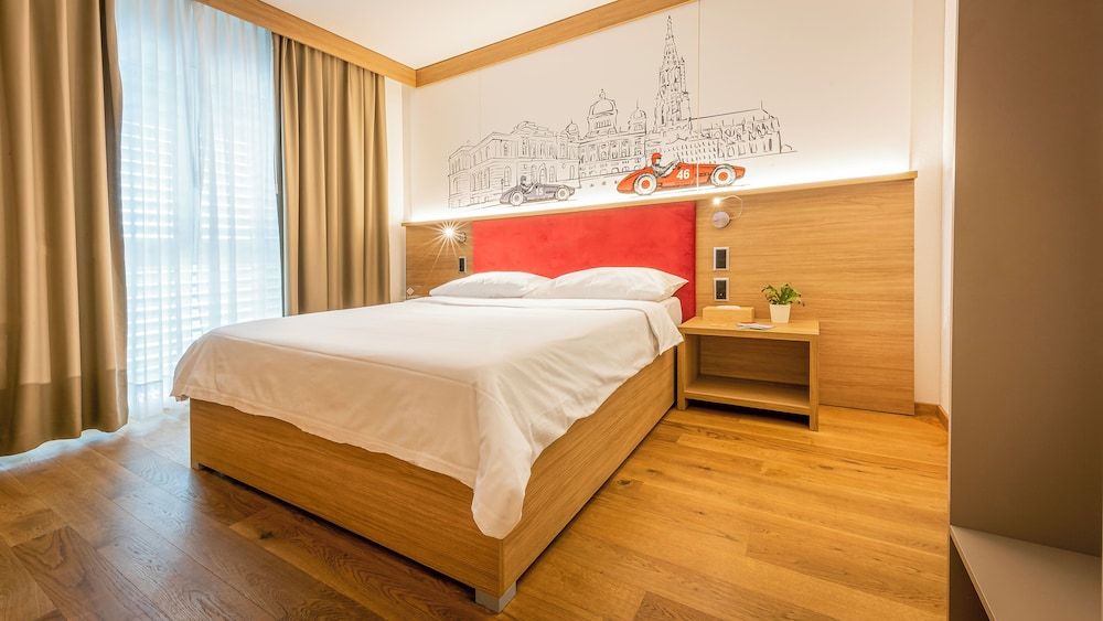Deluxe Room, 1 Queen Bed, Kitchen, Courtyard View