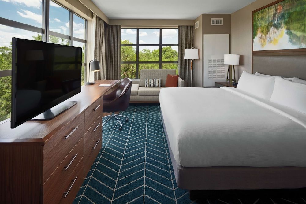 Room, 1 King Bed, Pool View, Corner