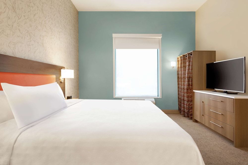 Suite, 1 King Bed, Accessible (Roll-In Shower)