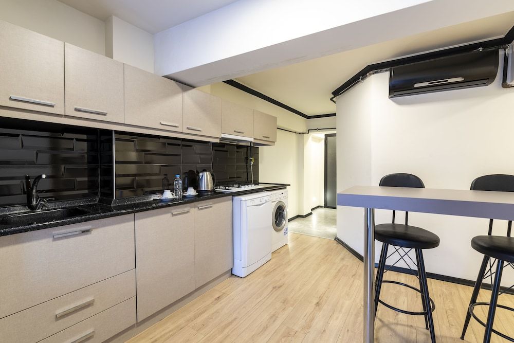 undefined Global Suites Hotel 10