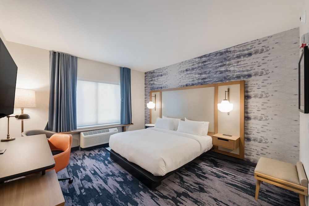 Room, 1 King Bed, Non Smoking (Mobility Accessible, Roll-in Shower)