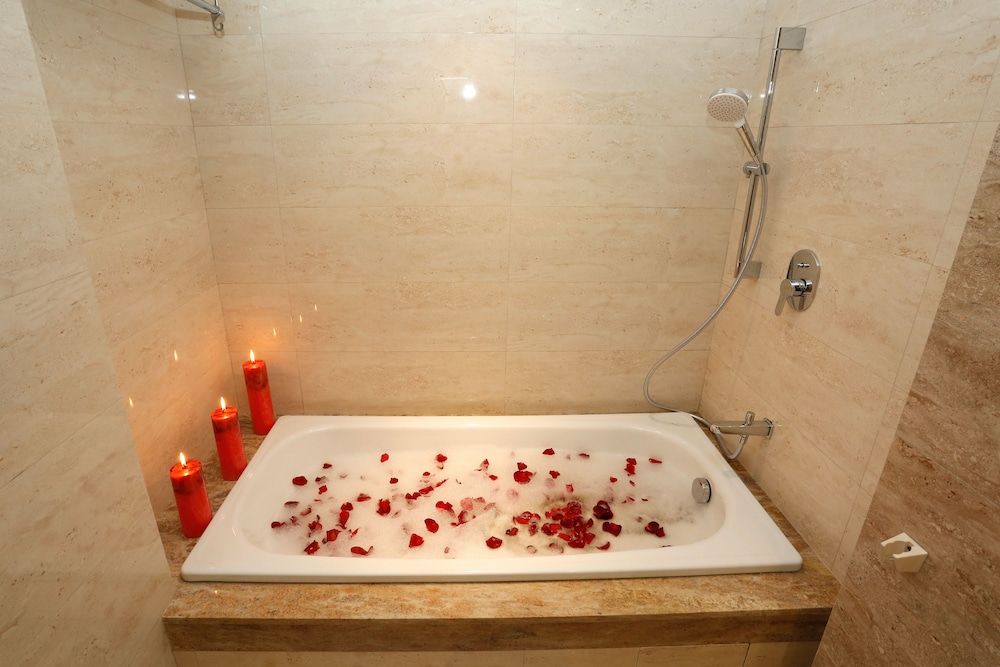 Deep Soaking Bathtub