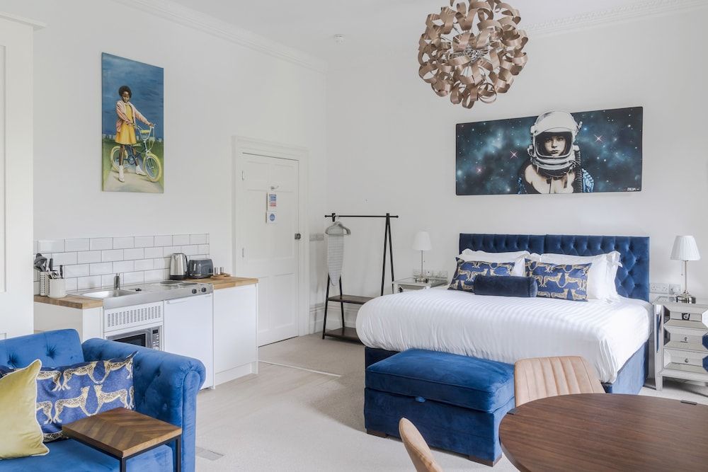 4 Berkeley Sq - YourApartment Superior Apartment