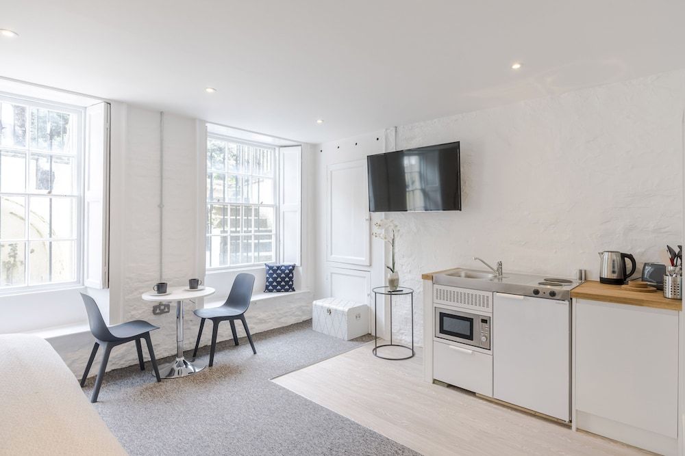 4 Berkeley Sq - YourApartment Deluxe Apartment 6