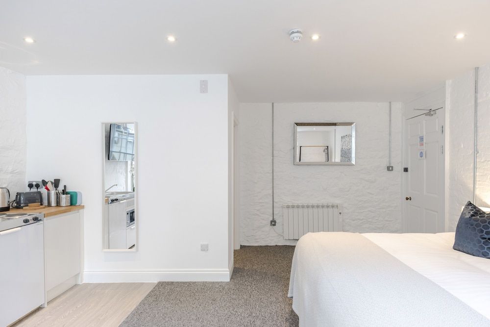 4 Berkeley Sq - YourApartment Deluxe Apartment 7