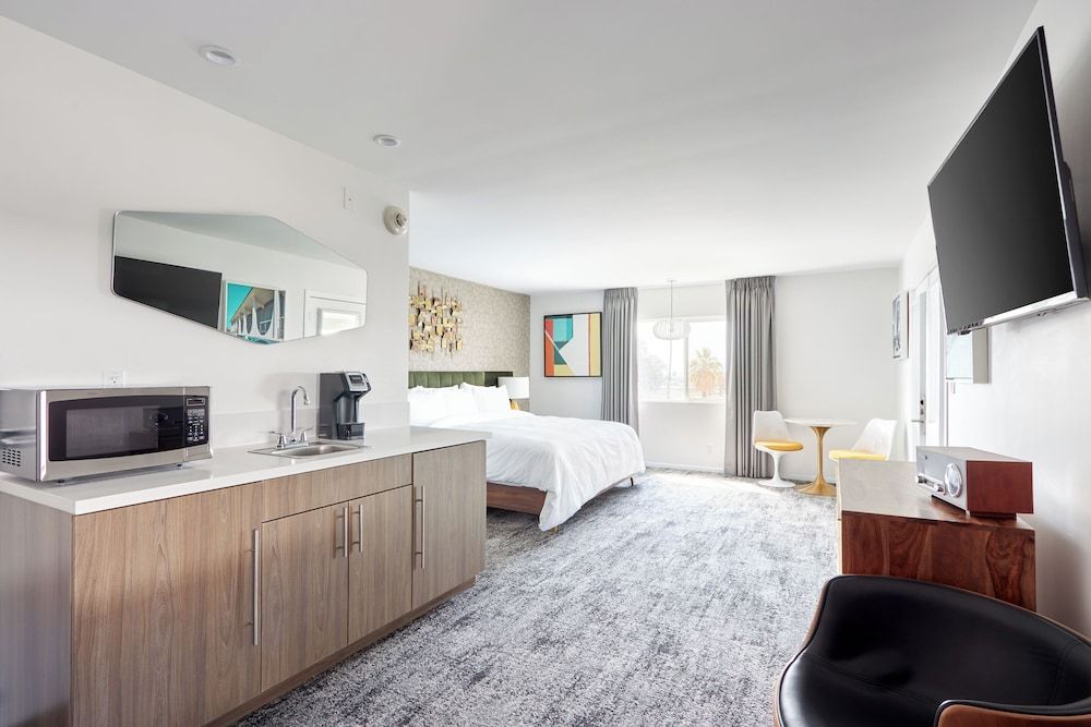 Suite, 1 King Bed, Balcony
