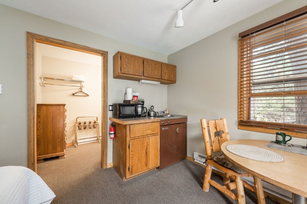 4 Seasons Inn on Fall River Executive Studio, 1 King Bed 6