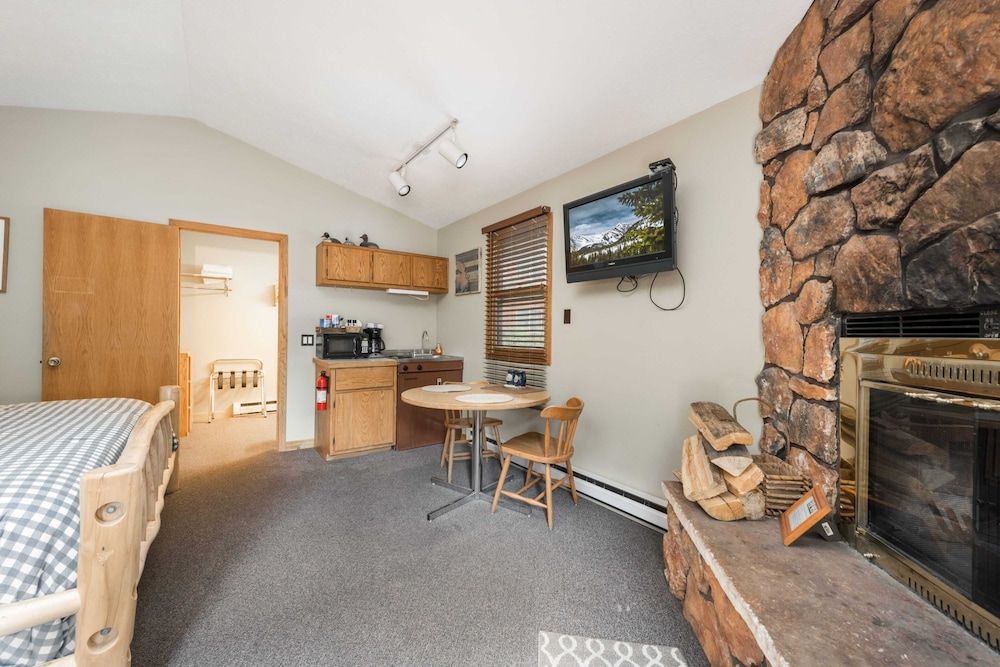 4 Seasons Inn on Fall River Executive Studio, 1 King Bed 7