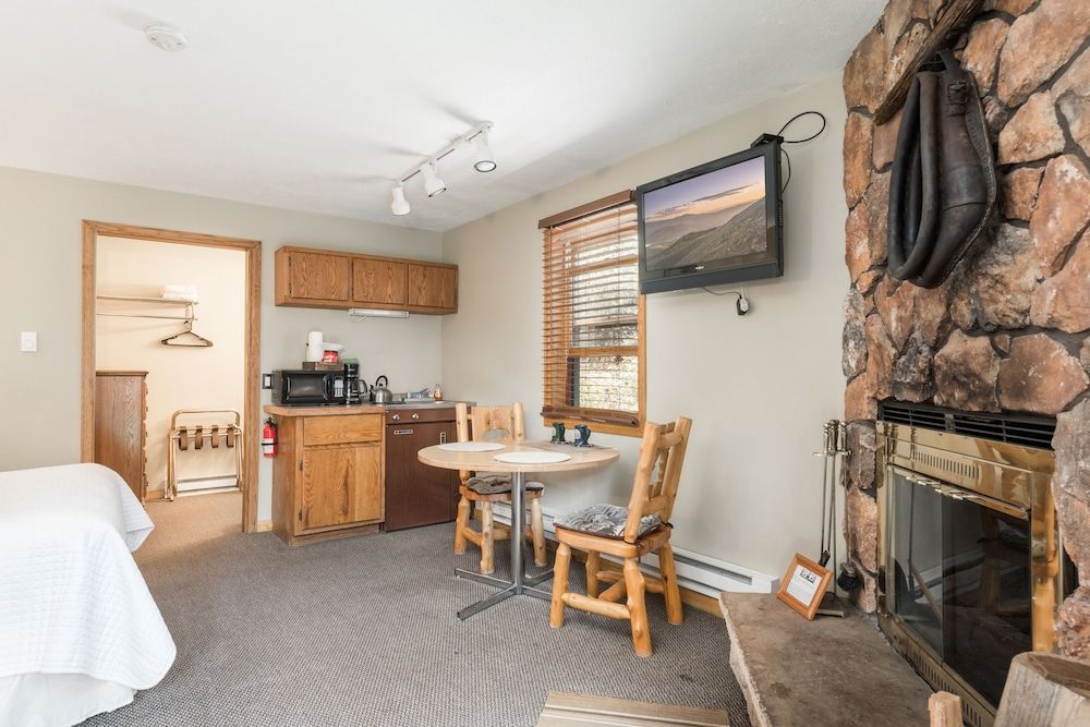 4 Seasons Inn on Fall River Executive Studio, 1 King Bed 5